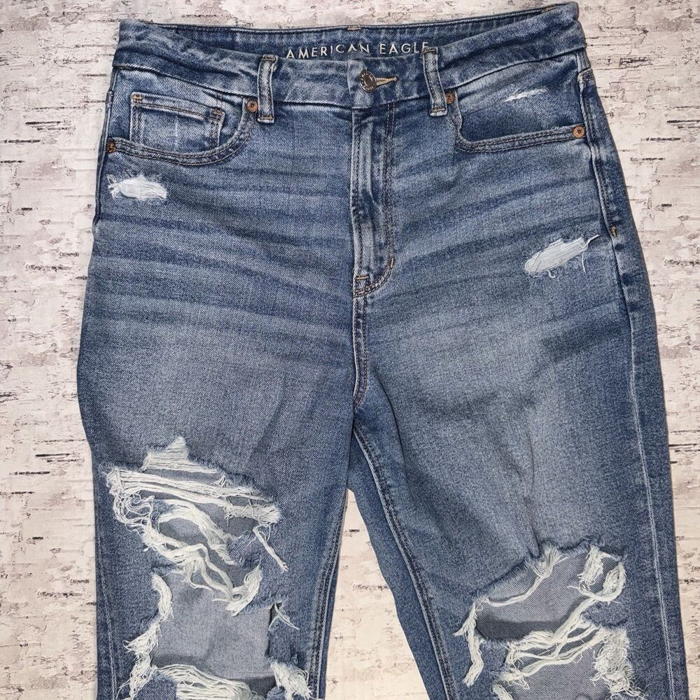 American Eagle Jeans Women’s Curvy Mom High Rise Destroyed Size 8 Regular